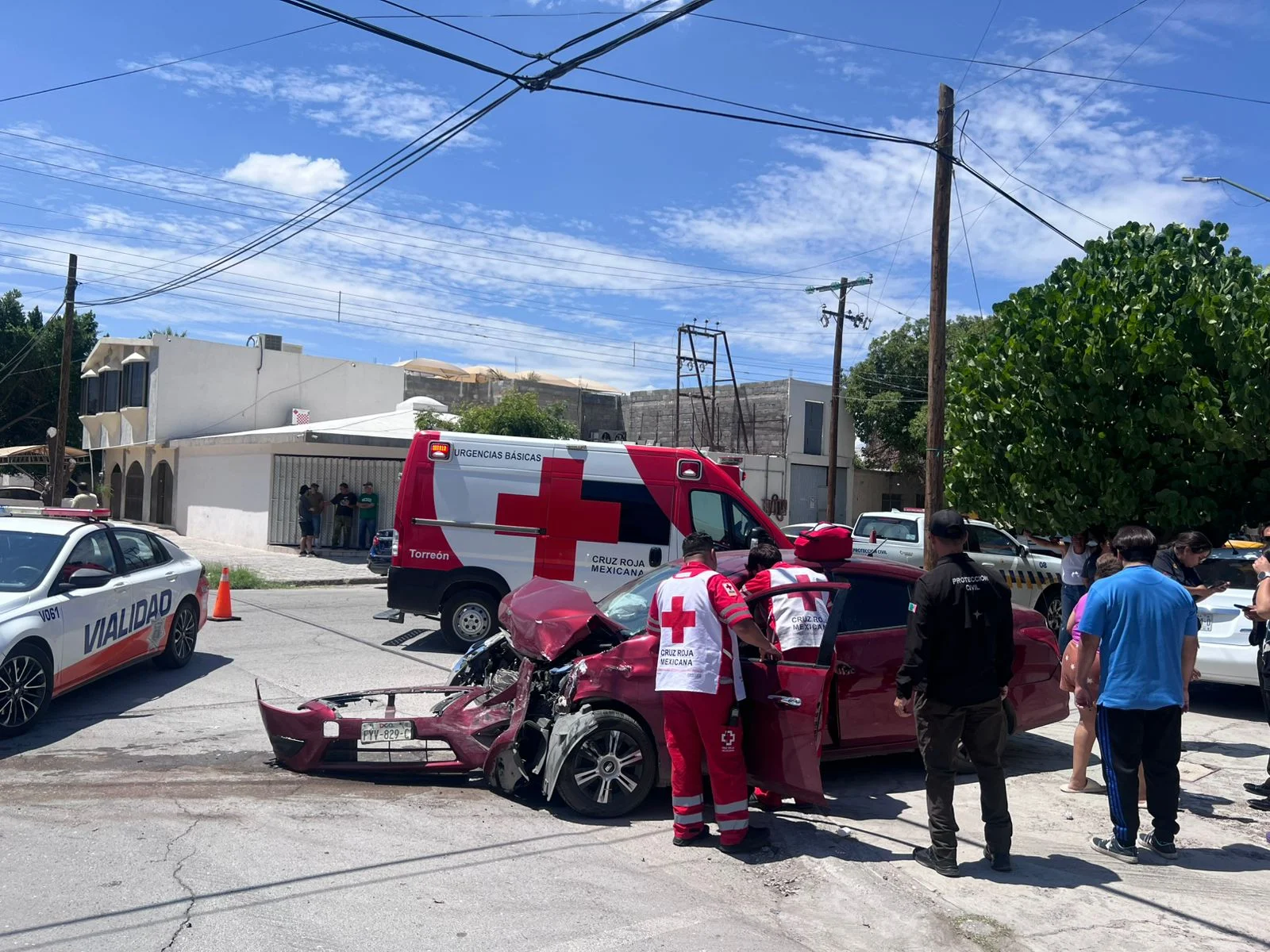 Accidente vial moviliza a cuerpos de emergencia en Torreón; hay un menor de 12 años lesionado