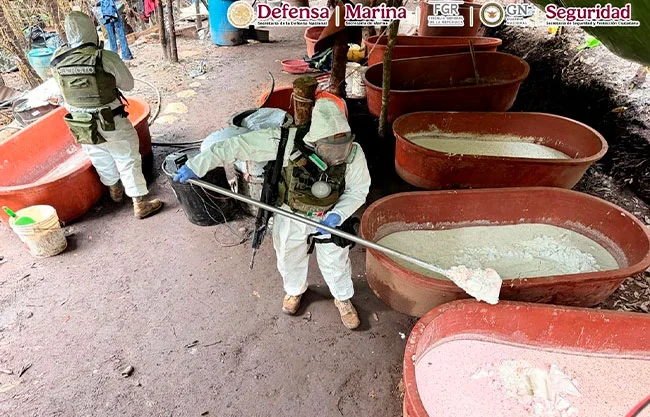 Doble golpe al crimen en Michoacán; tiran narcolaboratorio de $3,300 millones y megacargamento de cigarros