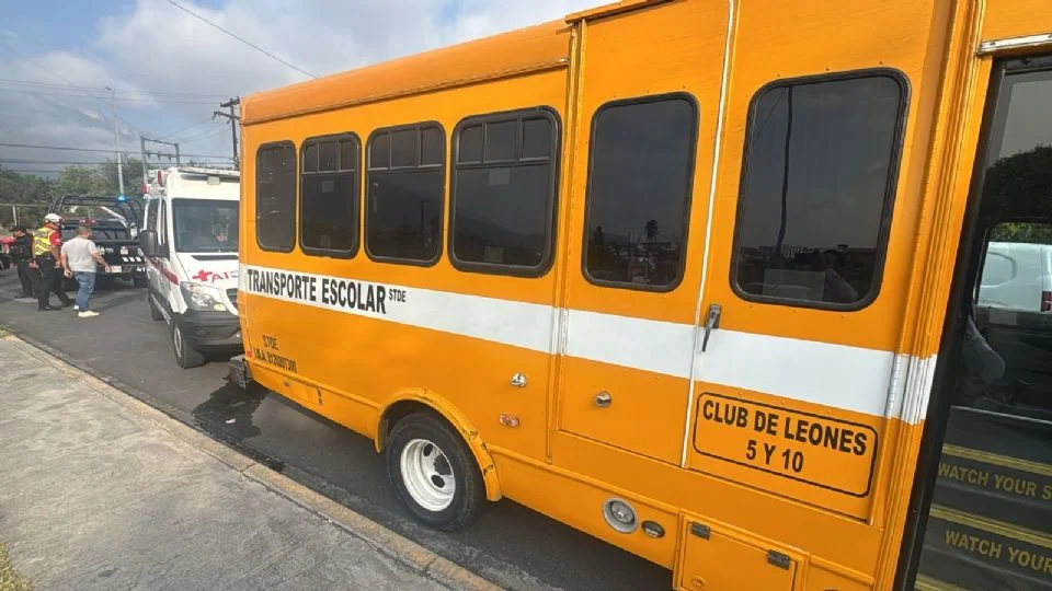 Niña de 10 años cae de transporte escolar tras abrirse una puerta en Monterrey