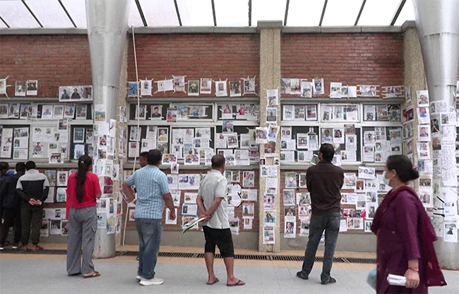 Muro con fotos de los desaparecidos en Nepal mantiene viva la esperanza tras el deslave
