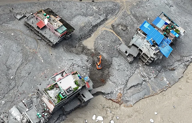 Balance total de muertos por el deslave entre Nepal y China supera los mil