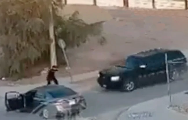 Video: Policía franco ayuda a atrapar robacarros arriesgando su vida