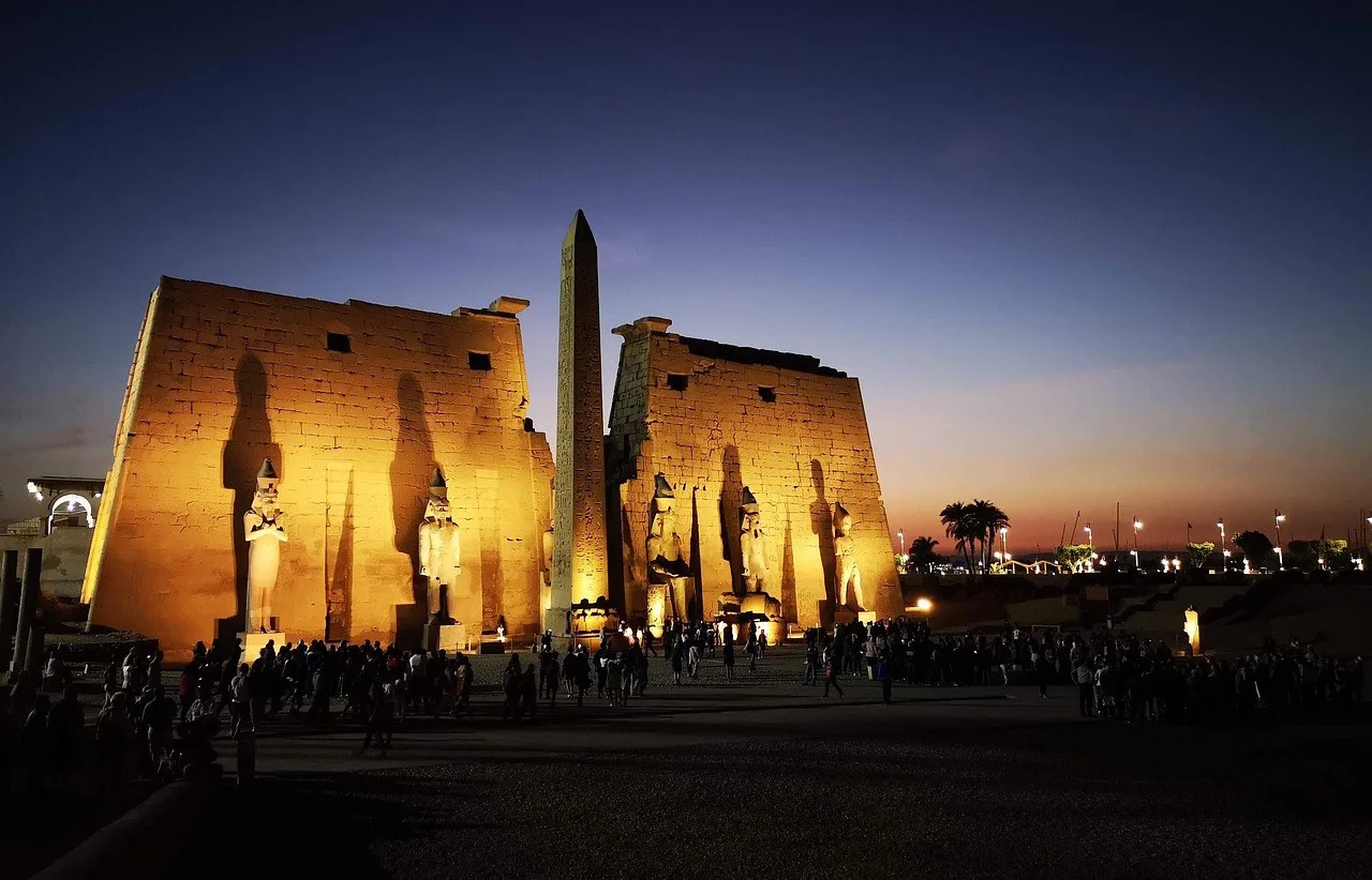 Egipto prepara comité turístico para el 'eclipse del siglo' de 2027 que alcanzará su punto máximo en Luxor
