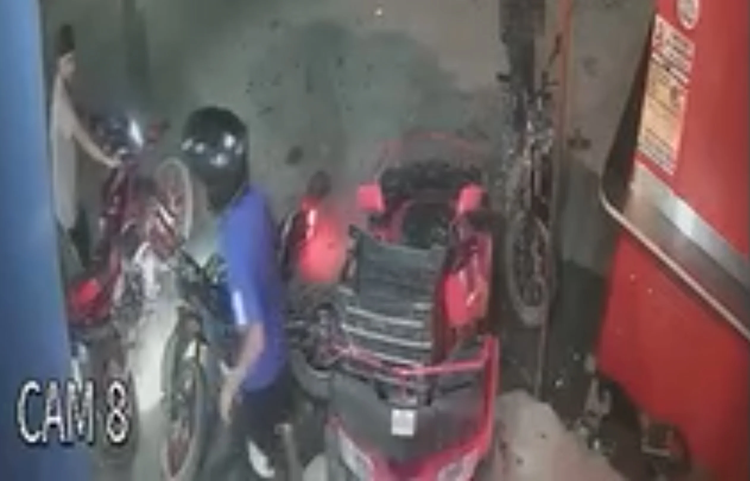 Jóvenes en moto salen proyectados tras ser embestidos por camioneta en Guadalupe