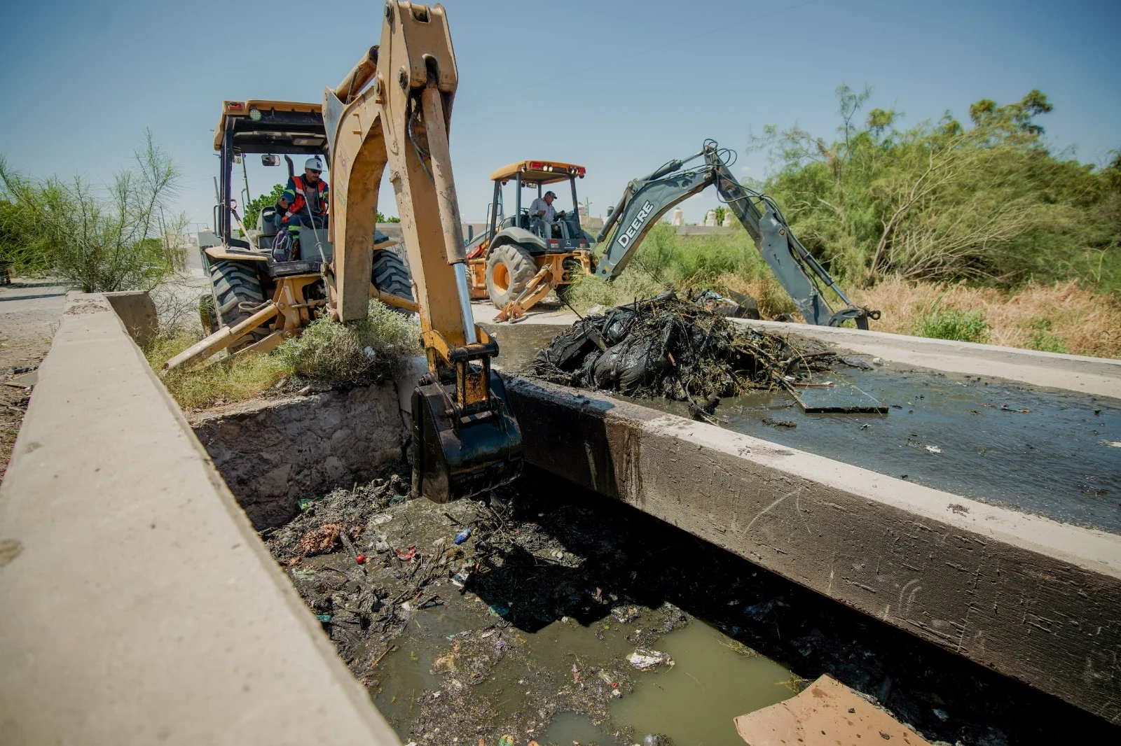 Retiran basura y escombro que obstruían canal La Vega del Caracol