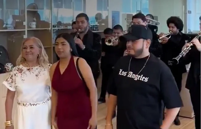 ¡A lo grande! Familia lleva banda para recoger su auto nuevo en Torreón