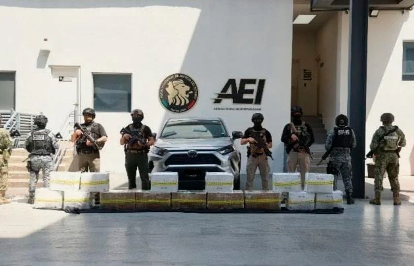 Detienen a dos hombres con 200 kilos de cristal tras persecución y balacera en Monterrey