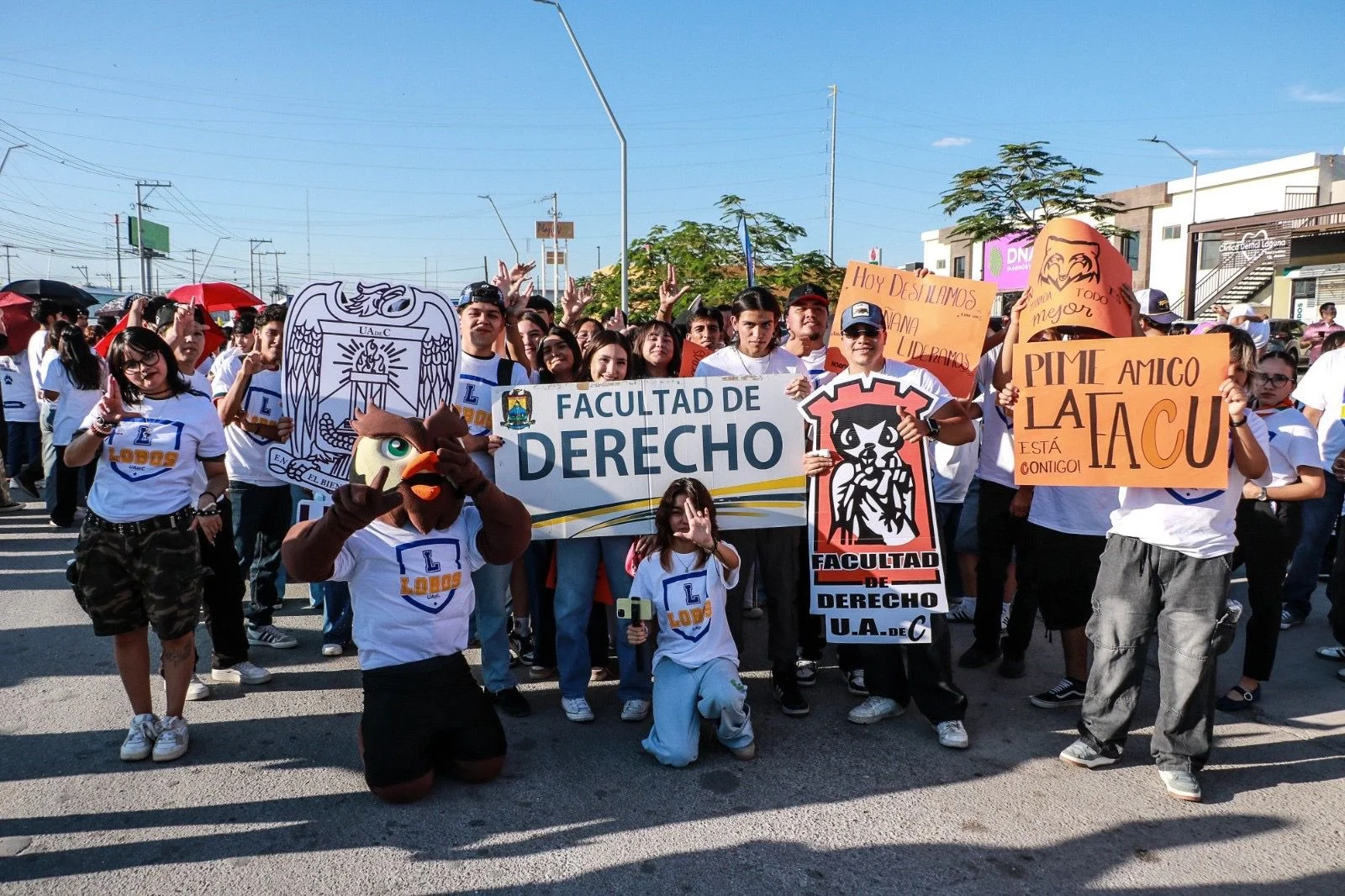 UAdeC recibe a nuevos estudiantes con desfile y fiesta en Ciudad Universitaria