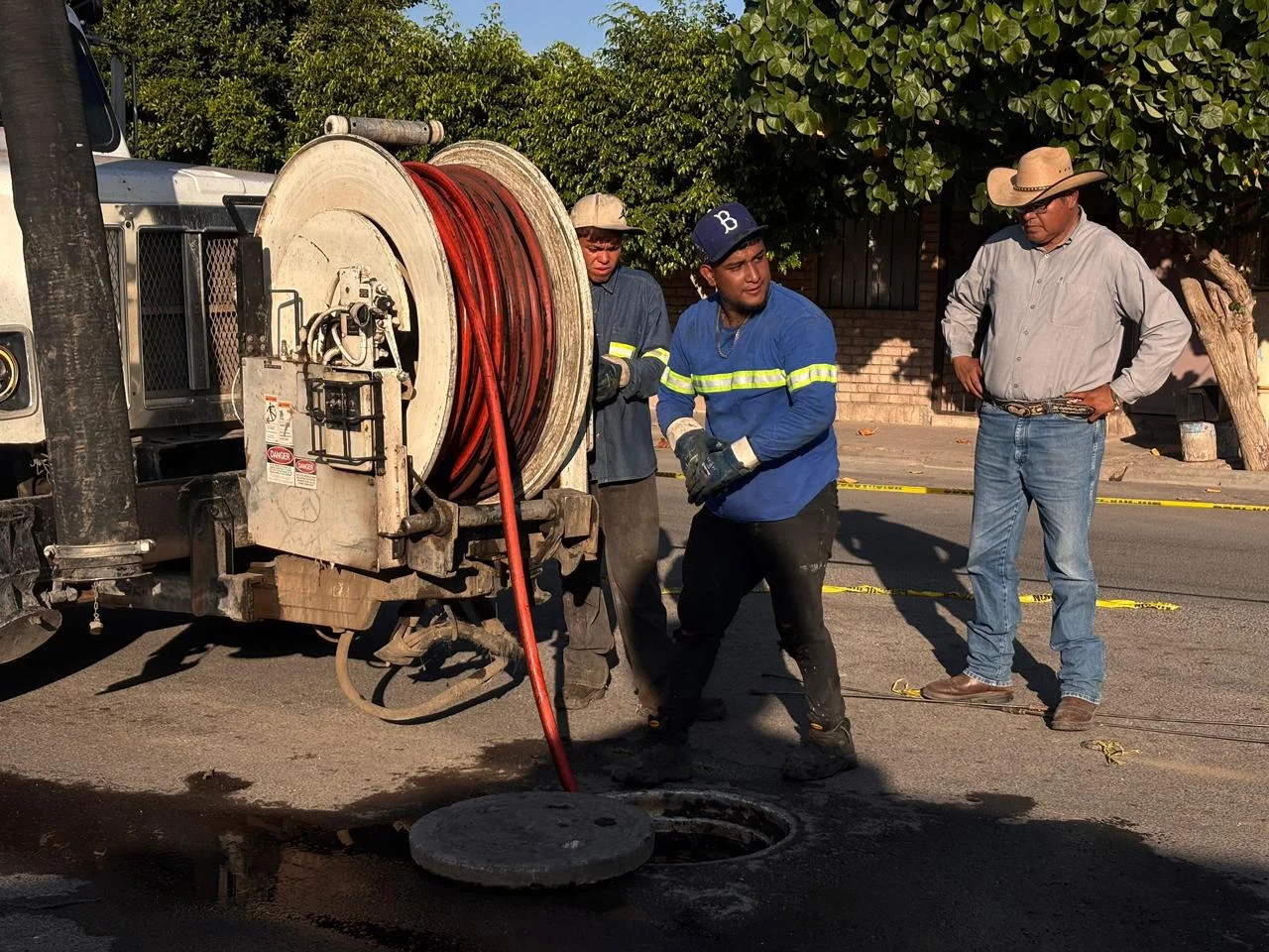 Atienden derrame de aguas residuales en Jacarandas por afectación en subcolector