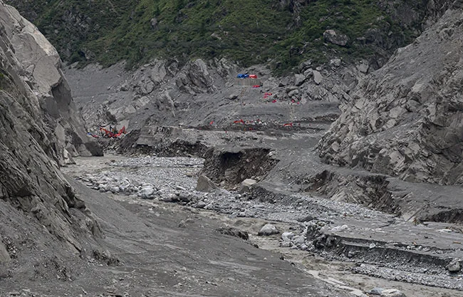 Rescatan con vida a dos trabajadores de un túnel diez días después de la riada en Nepal