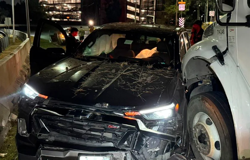 Choque frontal en avenida Garza Sada deja dos hermanos muertos y un adulto mayor lesionado en Monterrey