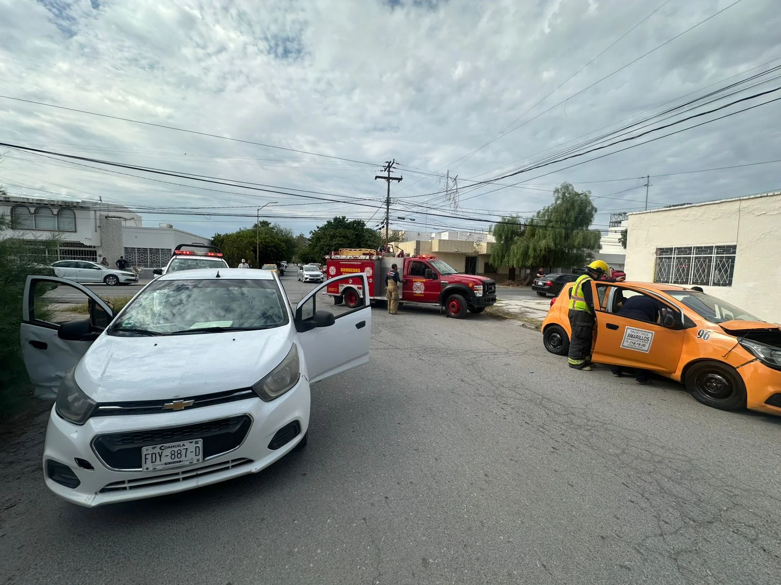 Mujer resulta lesionada tras accidente entre taxi y auto en Torreón