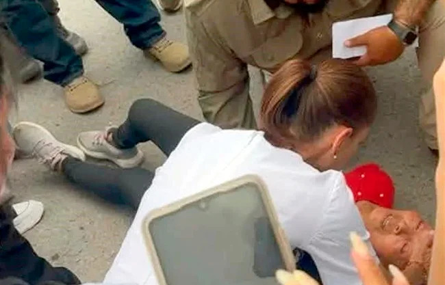 Auxilia Sheinbaum a adulta mayor que se cayó en evento