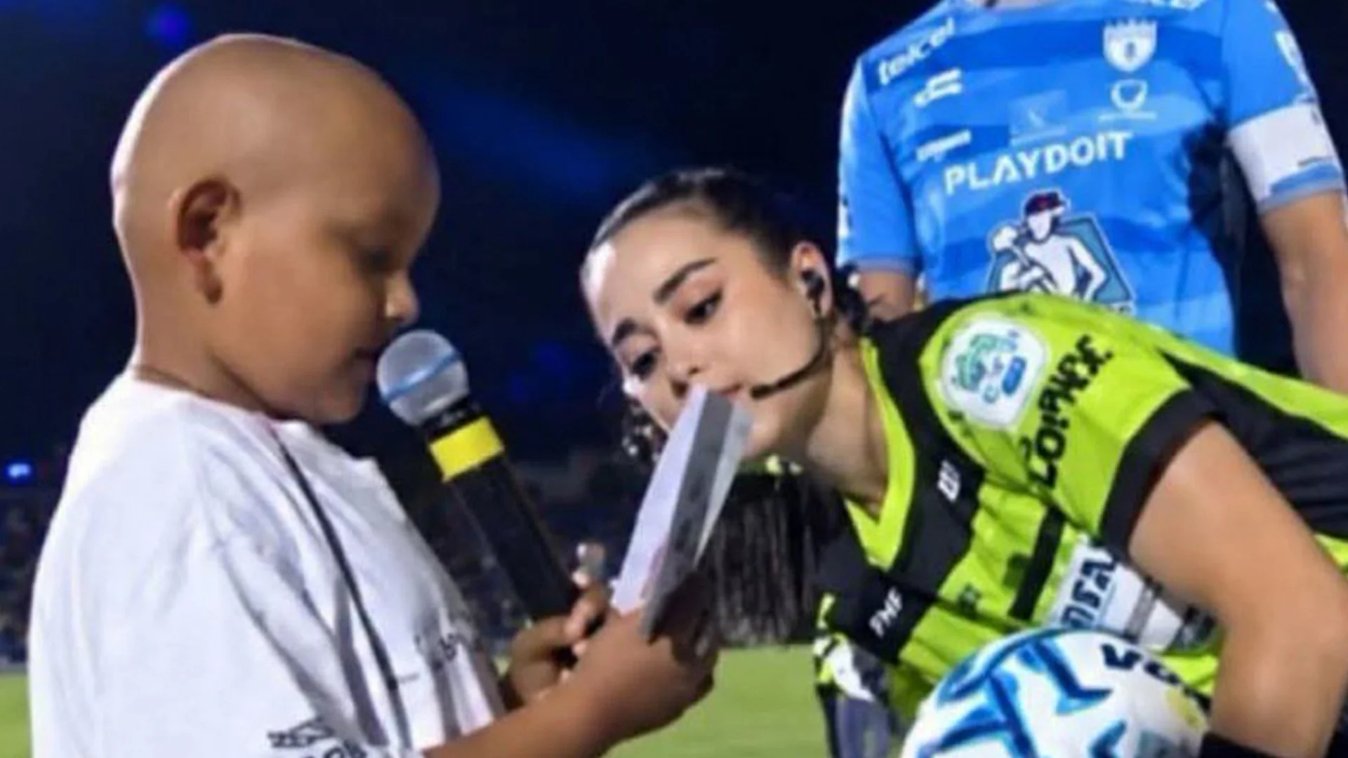 ¡Gran gesto de empatía! Katia Itzel García protagoniza conmovedor gesto con niño del protocolo en la Liga MX