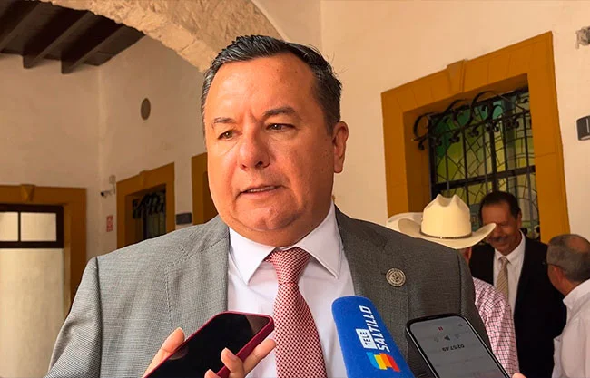 Liberando millones de moscas estériles mantienen a raya al gusano barrenador en Coahuila