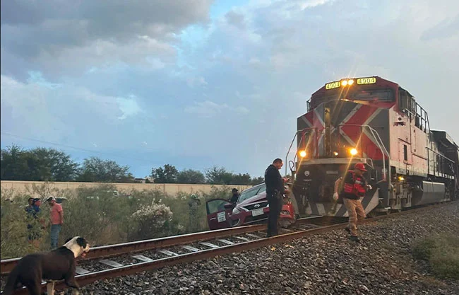 Intenta ganarle el paso al tren y termina embestido en Nava