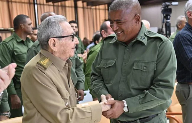 Raúl Castro participa en un acto público en Cuba tras rumores sobre su estado de salud