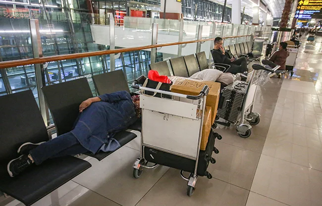 Indonesia cierra ocho aeropuertos por erupción volcánica, 150 mil pasajeros quedan varados