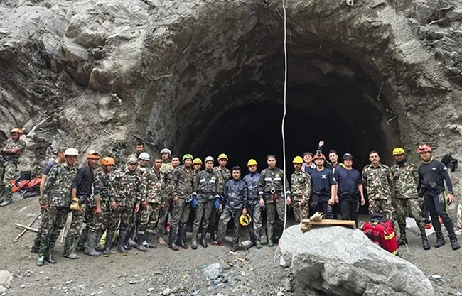 Intensifican rescate de 900 atrapados en túneles hidroeléctricos de Nepal por la riada