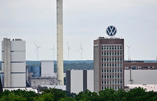 Volkswagen enfrenta el avance chino con recorte de 50 mil empleos y cierre de plantas