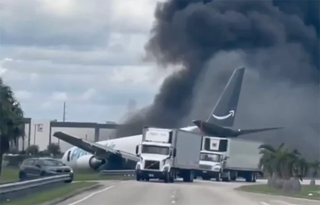 Un avión de carga de Amazon se estrella en el aeropuerto de Miami