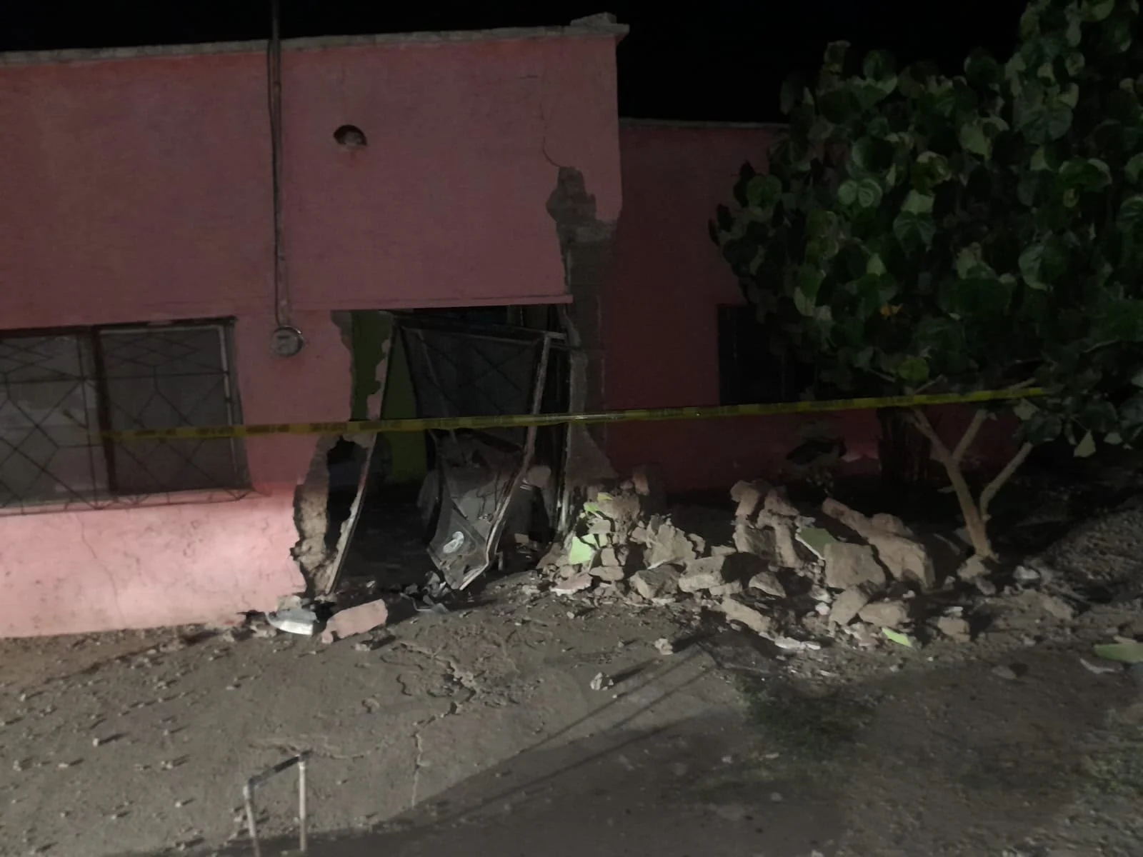 Camioneta de panadería choca contra vivienda en Ejido Corona, en Matamoros