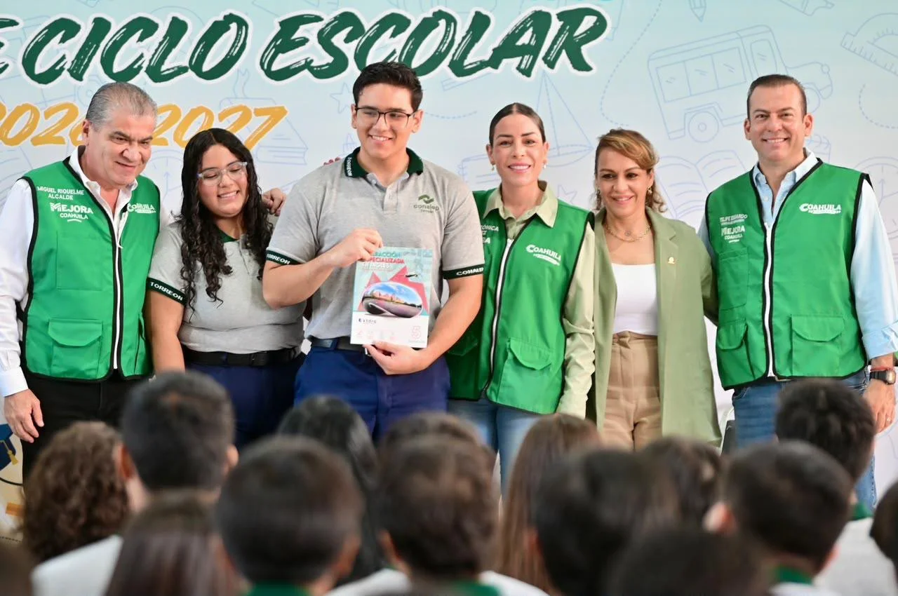 Entregan libros gratuitos y reconocen a estudiantes destacados del Conalep Torreón