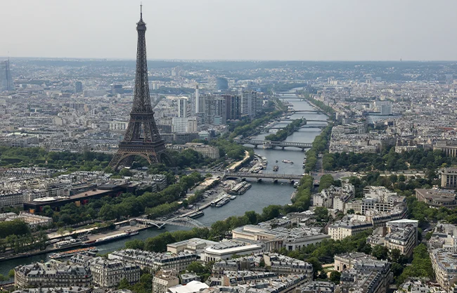 La Torre Eiffel cerró por protesta tras 'invisibilizar' a trabajadoras durante una visita