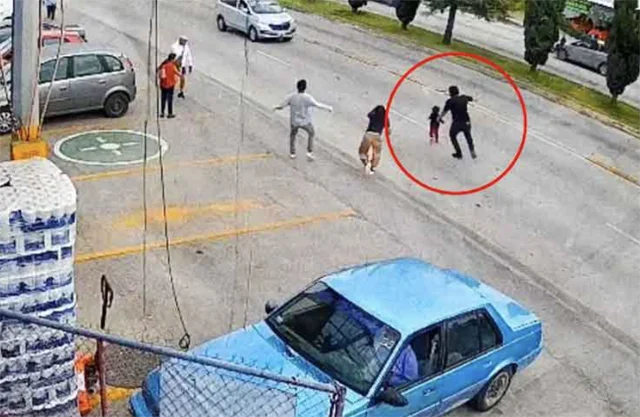 ¡Un verdadero héroe! Trabajador arriesga su vida por salvar a niña a centímetros de ser atropellada