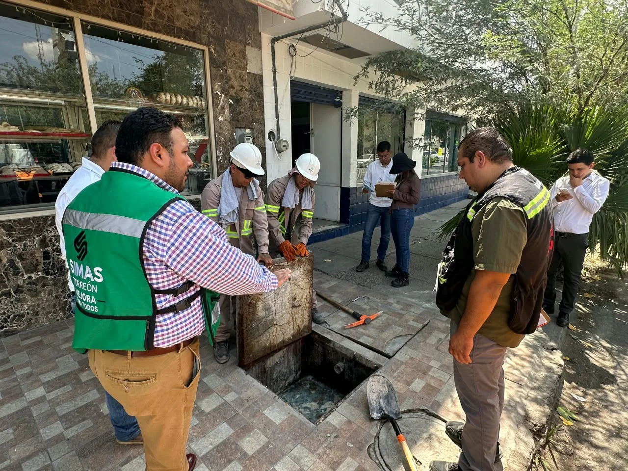 Inician operativo de revisión de comercios para evitar taponamientos en la red de drenaje