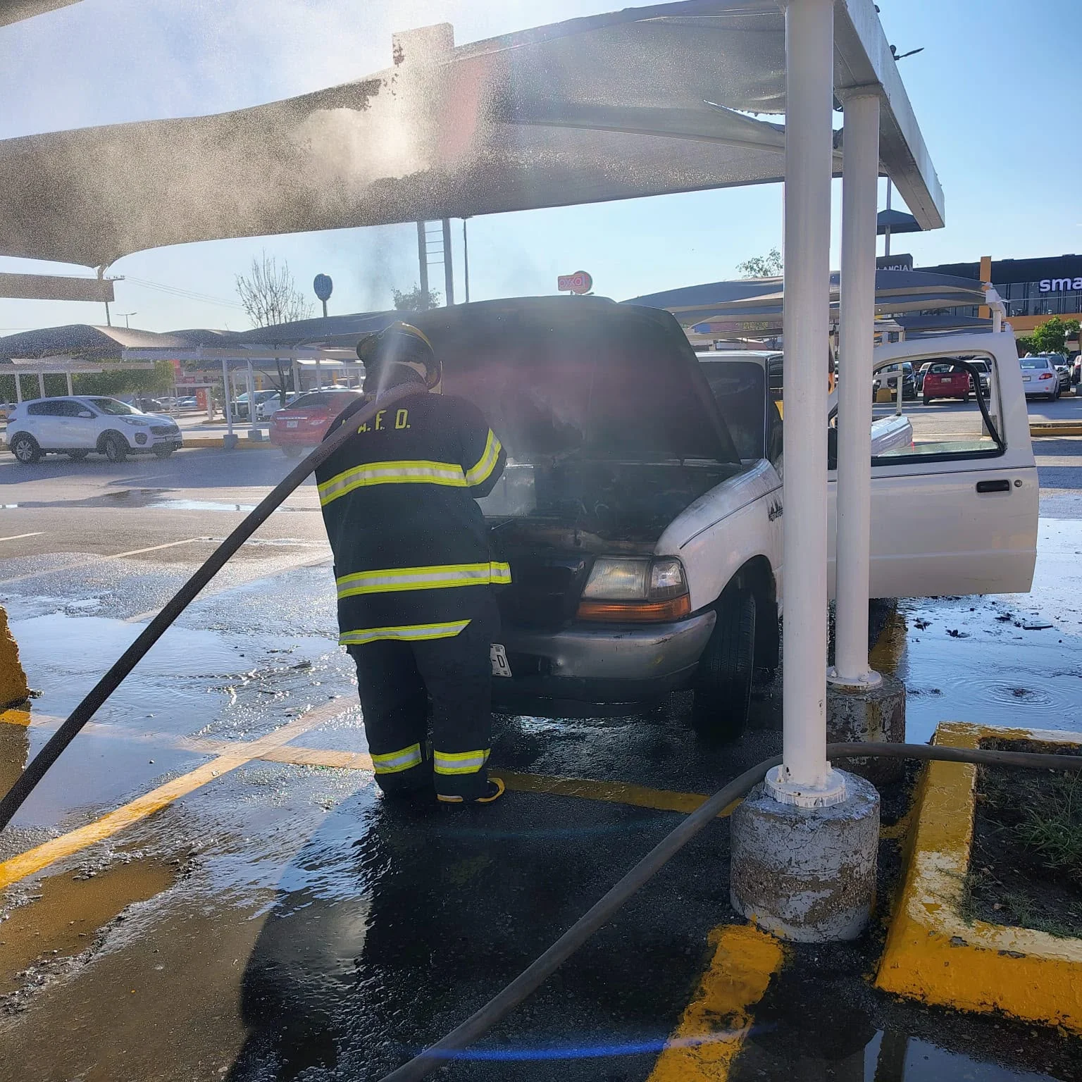 Bomberos de Torreón sofocan incendio de camioneta