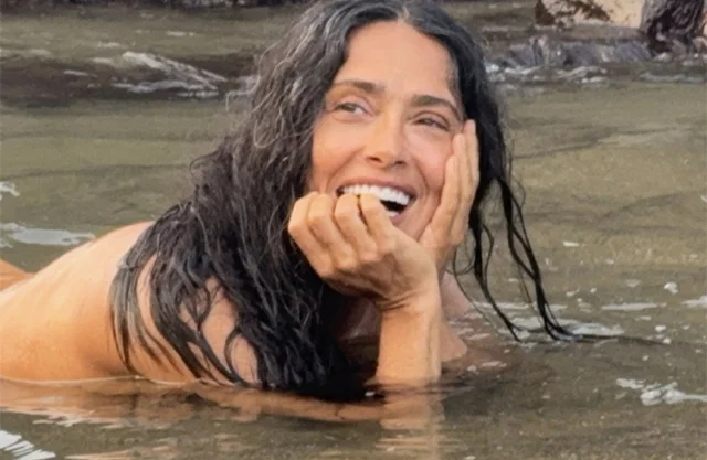 Eternamente bella: Salma Hayek celebra sus 60 con un desnudo en la playa