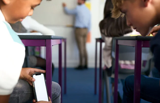 El 37% de alumnos mexicanos se distrae con el celular en clase, revela OCDE
