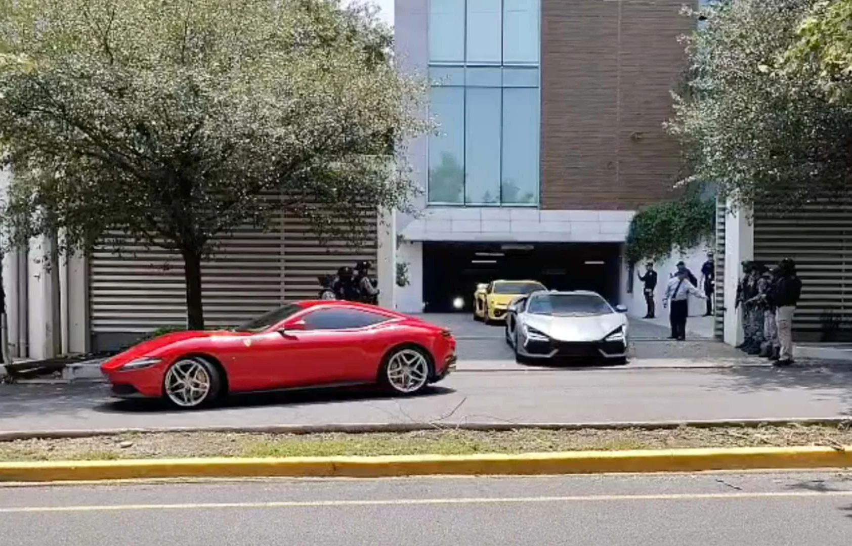 Los Ferrari y Rolls-Royce de San Pedro: qué sigue tras el cateo por lavado de dinero