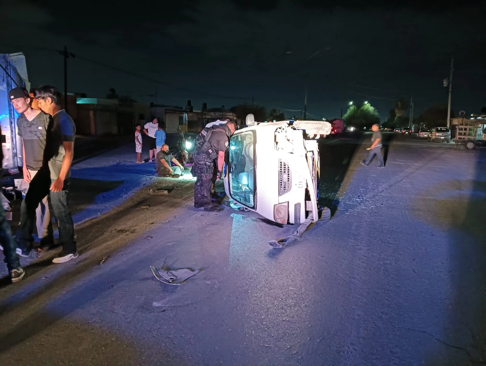 Volcadura de vehículo moviliza a cuerpos de emergencia en Torreón