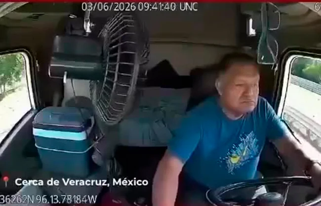 VIDEO:Chófer de tráiler suelta el volante de su unidad y sufre aparatosa volcadura en Veracruz