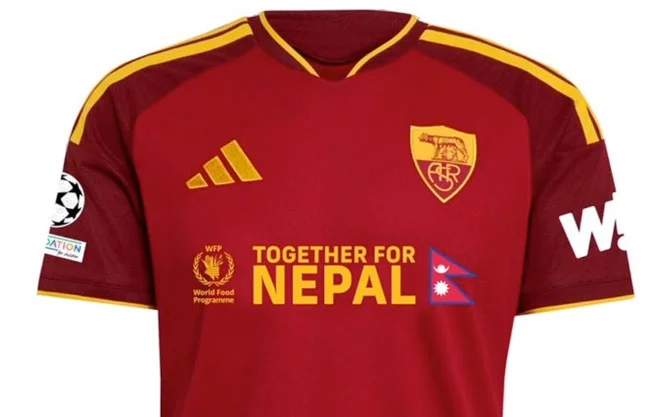 La Roma cambia su camiseta en Champions para recaudar fondos para Nepal