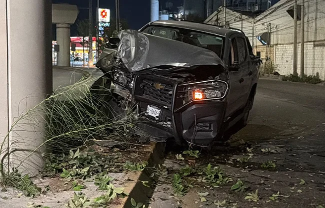Mujer ebria choca contra columna del Metro en Monterrey, abandona camioneta y sigue la ‘fiesta’