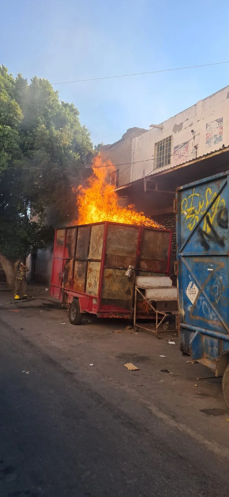 Bomberos sofocan incendio en negocio de compra venta de plástico en Torreón