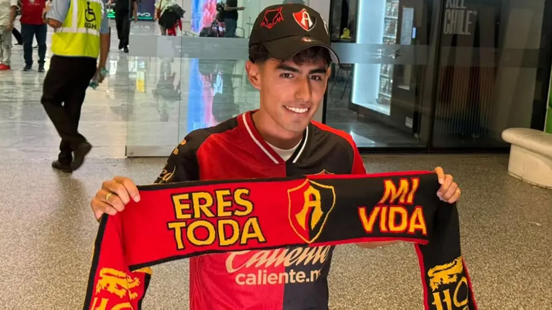 Elías Montiel arriba a Guadalajara para presentar exámenes y firmar con el Atlas