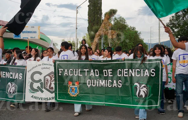 Inicia desfile de la UAdeC por le regreso a clases 2026