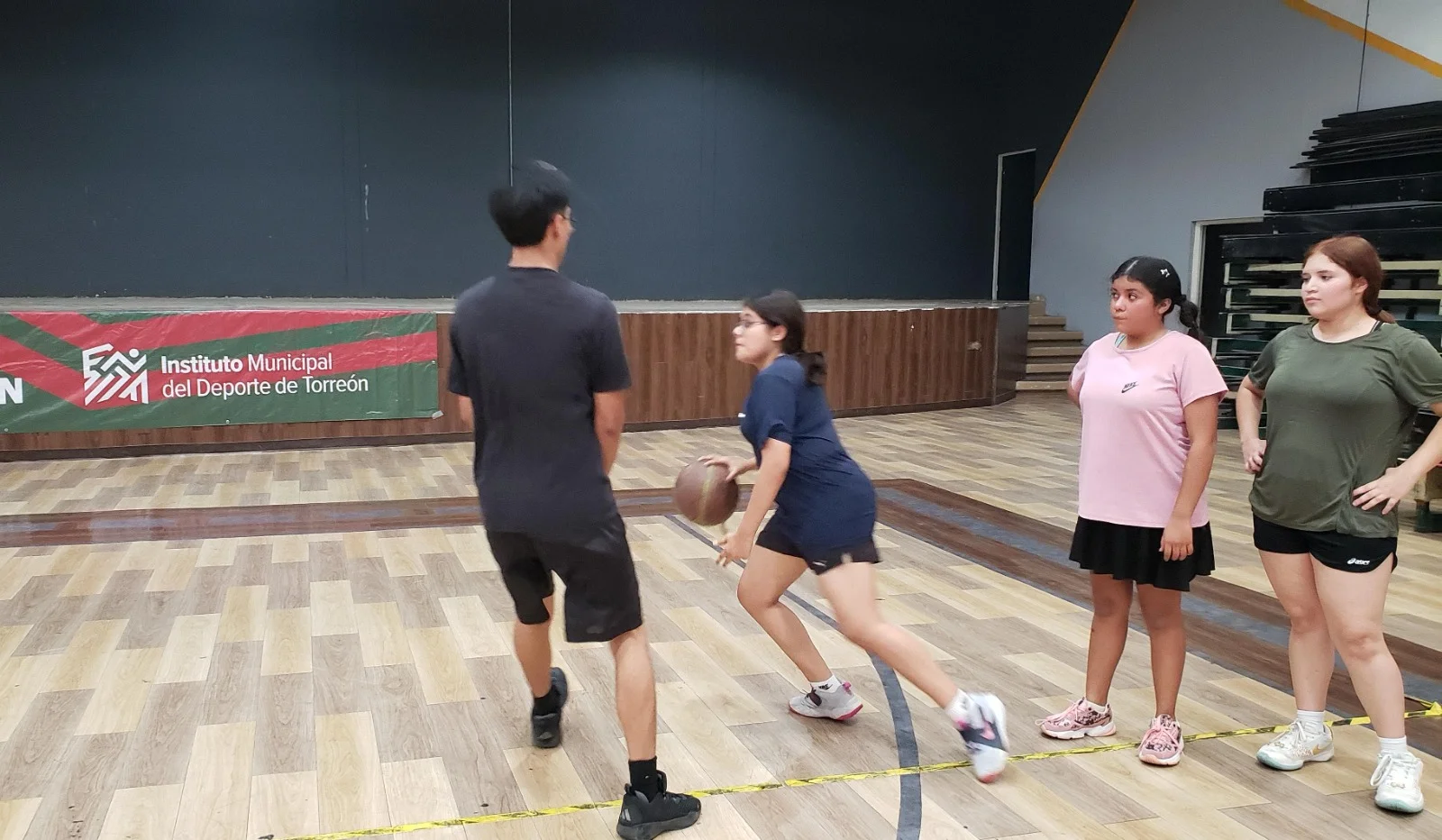 Ofrecen entrenamiento gratuito de básquetbol para niños y jóvenes en Torreón
