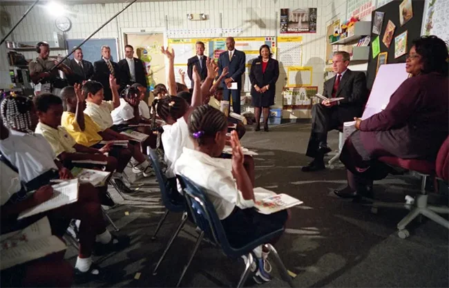 'EU está bajo ataque': Así fue el momento en que Bush fue avisado del 11-S en una escuela