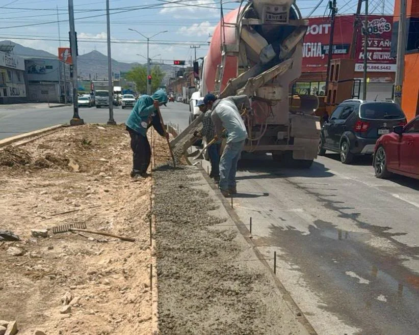 Rehabilitan camellón de calzada Abastos; obra presenta 20% de avance