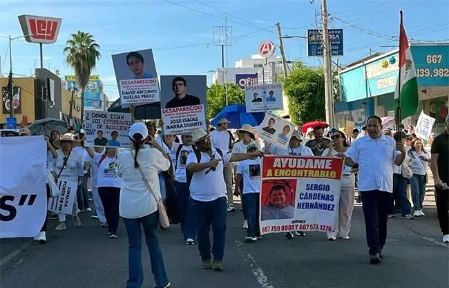 Hastiados de la guerra entre carteles, familias y madres buscadoras toman Culiacán para pedir paz