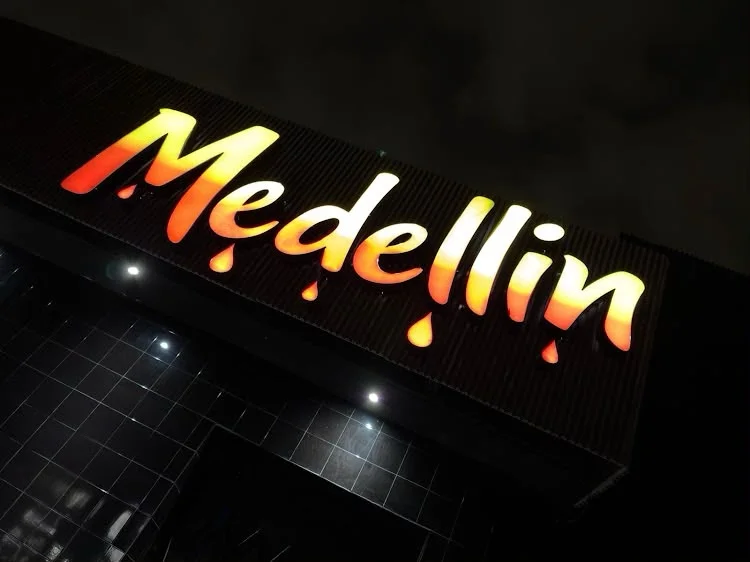 Clausuran bar Medellín tras riña y presencia de un menor de edaditulo