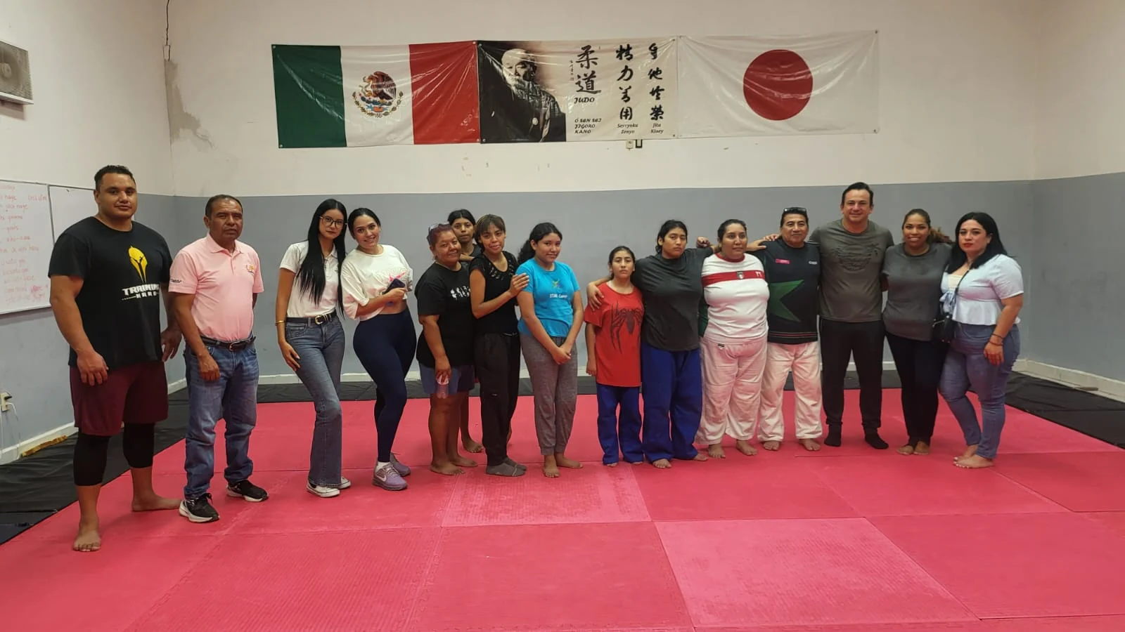 Mujeres reciben capacitación en defensa personal para actuar ante situaciones de riesgo