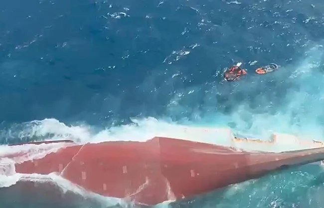 Localizan semihundido a barco naufragado en Indonesia; suman 6 muertos y 129 desaparecidos