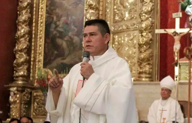 Sacerdote pierde la vida al caer de escaleras a minutos de misa en Tlaxcala