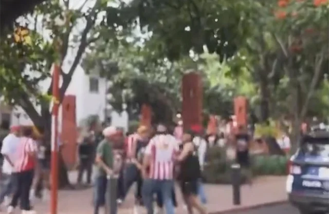 Golpean a aficionado de Chivas durante riña, cae a la calle y lo atropellan